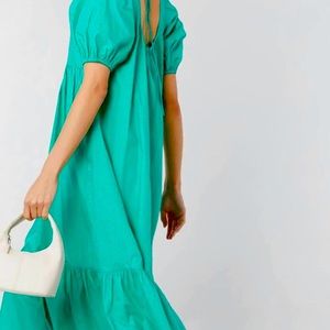 A brand new oversize dress with tag. Because the store doesn't lets me return.